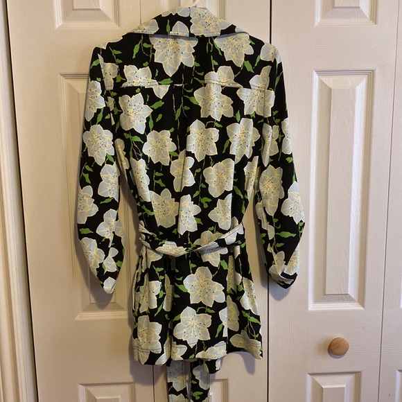 Belted spring coat, never worn! - Picture 4 of 4